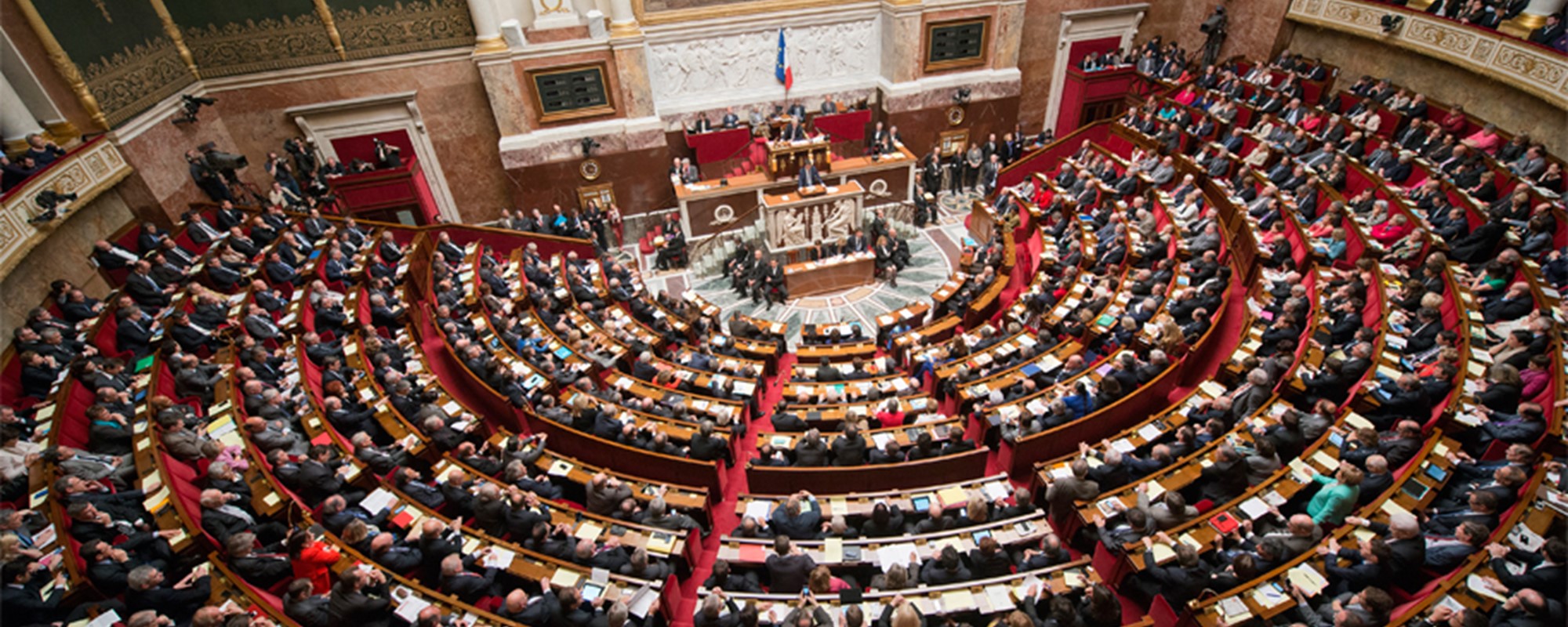 La Terre du Milieu 
Législatives, un an après : la France modérée face à l'extrême-droite