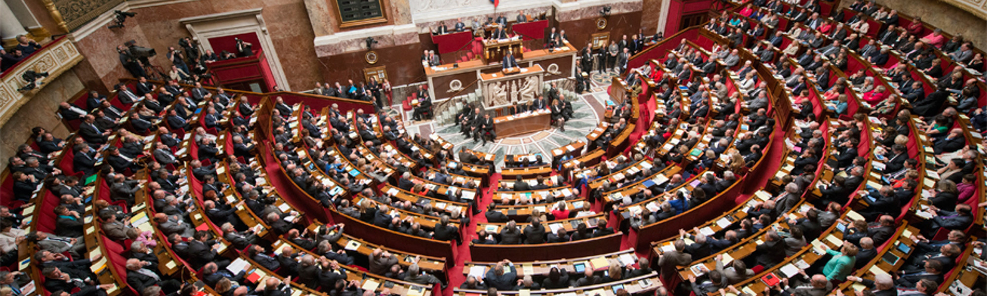 La Terre du Milieu : un an après les législatives, la France modérée face à l'extrême-droite